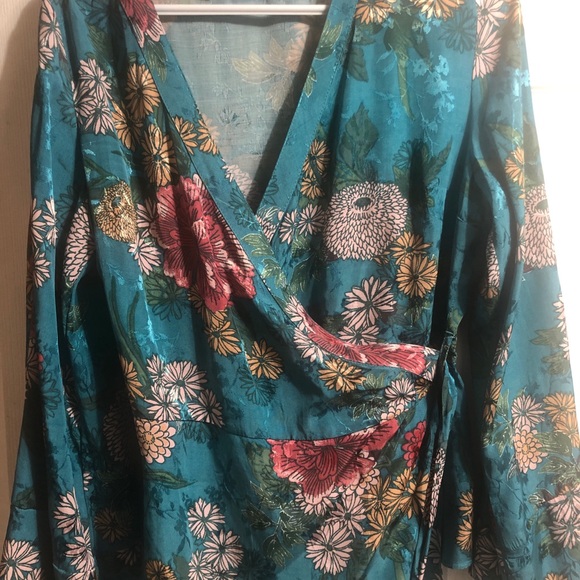 Floral wrap blouse - Picture 5 of 7